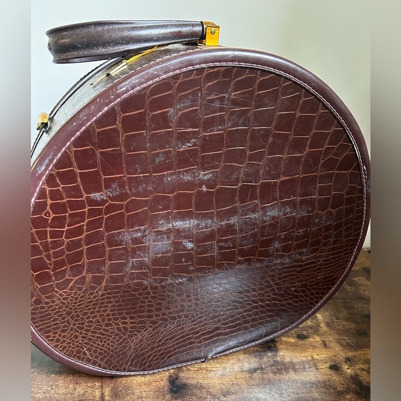 Vintage Samsonite Faux Alligator
Train Hat Box Style 4120 with key - Picture 3 of 10